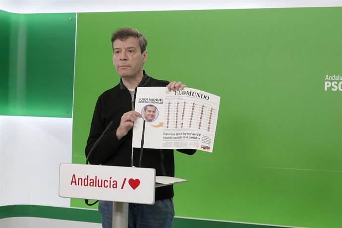 Imagen de este viernes de la rueda de prensa del diputado socialista Carmelo Gómez.