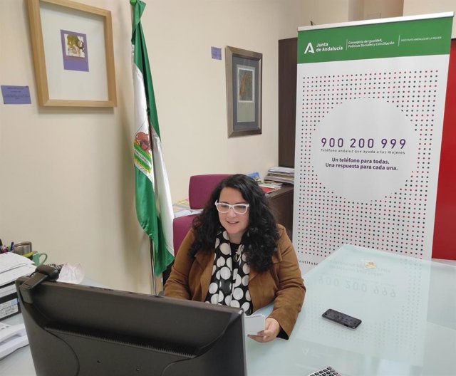 María de la José de la Torre presenta la nueva imagen del teléfono de atención a la mujer.