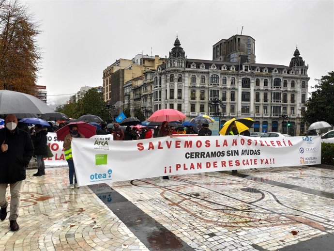 Manifestación de hosteleros en Oviedo reclamando la reapertura de bares, restaurantes y ocio nocturno.