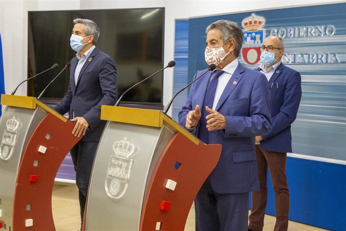 Presidente El Presidente, Miguel Ángel Revilla, Acompañado Del Vicepresidente Y Consejero De Universidades,Igualdad, Cultura Y Deporte, Pablo Zuloaga Y Del Consejero De Sanidad, Miguel Rodríguez Informan, En Rueda De Prensa, De Las Nuevas Medidas Covid