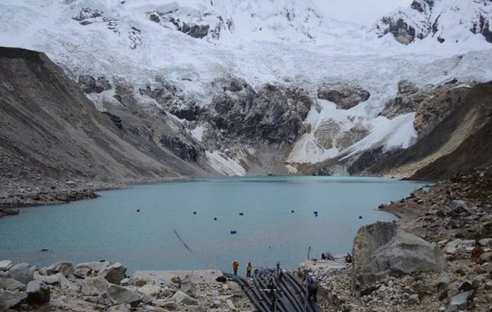 Lago Palcacocha, al pie del glaciar Palcaraju
