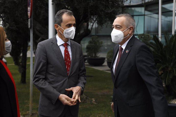 El ministro de Ciencia, Pedro Duque, junto con el presidente del Comité Ejecutivo del Consorcio de la Zona Franca de Barcelona, Pere Navarro, durante su visita.