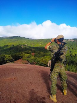 Un militar del Mando de Canarias realiza un reconocimiento de zona