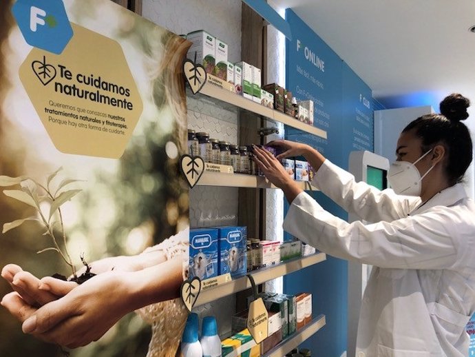 Una farmacéutica junto a productos naturales en el marco de la campaña 'Te cuidamos naturalmente'