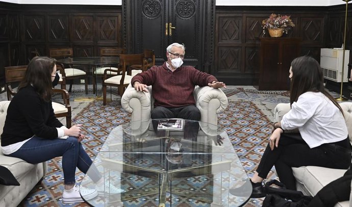 El alcalde de Valncia, Joan Ribó, recine a miembros del Consell de la Joventut de Valncia.