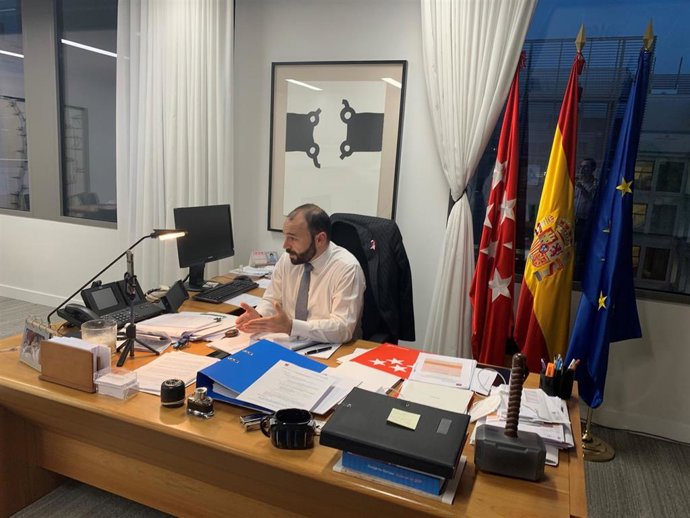 El consejero de Economía, Empleo y Competitividad, Manuel Giménez, durante una reunión.