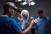 Foto: Empresas.- La realidad mixta de 'HoloLens 2' (Microsoft) abre la puerta a la cirugía en remoto a nivel mundial