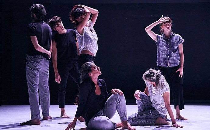 El Mercat De Les Flors Explora El Aquí Y El Ahora Con Dos Piezas De Composición Instantánea