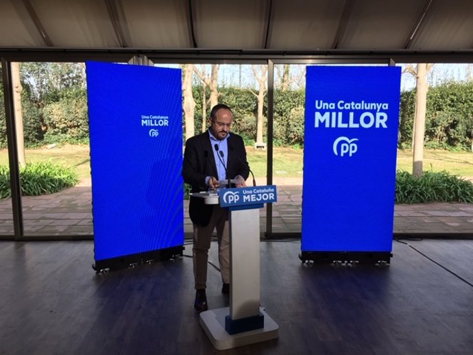 El candidato del PPC al 14F, Alejandro Fernández, en un acto de campaña en Barcelona