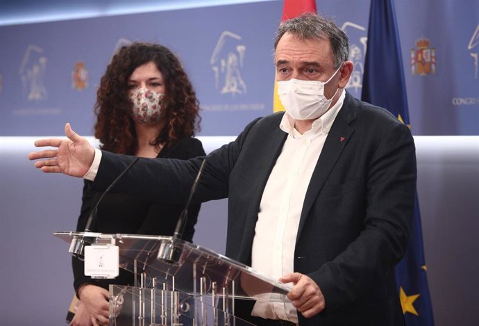 Los diputados de Unidas Podemos Sofía Castañón y Enrique Santiago intervienen en una rueda de prensa en el Congreso