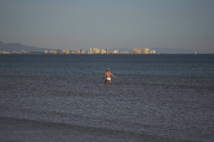 Una mujer se baña en la Playa de Malvarrosa en Valencia, Comunidad Valenciana (España), a 29 de enero de 2021