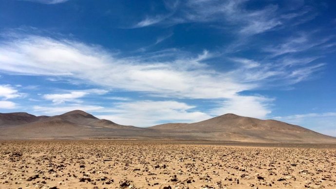 Llanura con capas de arcilla en el desierto de Atacama