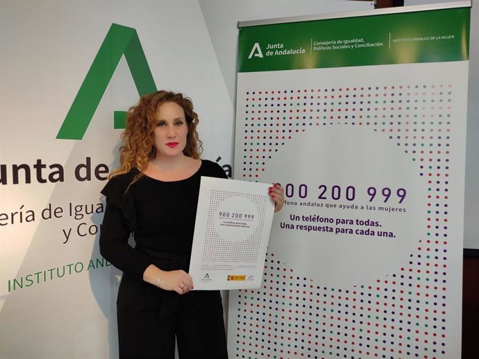 La asesora de programa de IAM en Granada, Ruth Martos, presenta la nueva imagen del teléfono 900