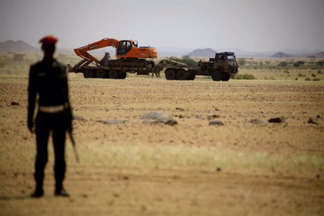 Militar sudanés examina la destrucción de un arsenal