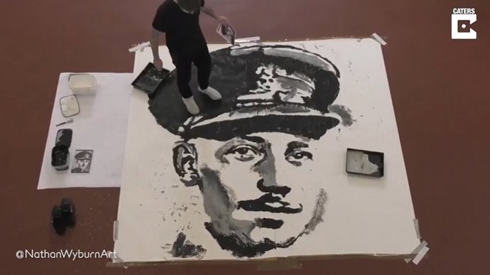 Un artista rinde homenaje al capitán Tom Moore utilizando sus pies como símbolo de su andadura recaudando fondos para el NHS