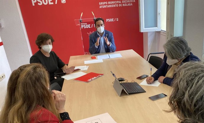 Foto de archivo de Daniel Perez, Rosa del Mar Rodriguez y Maricarmen Sanchez (PSOE) en reunion