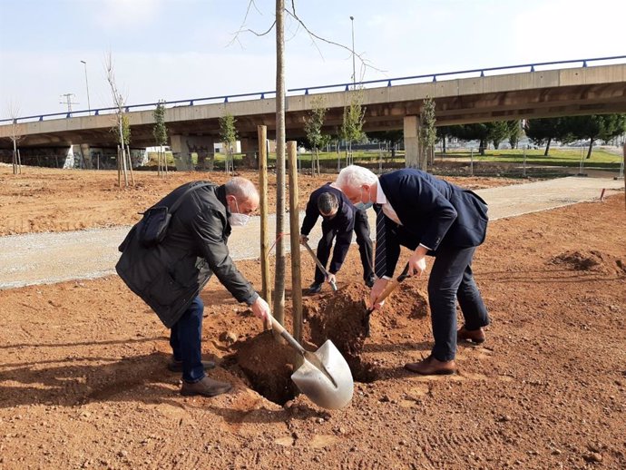 El alcalde de Logroño y los Bomberos culminan la plantación de árboles del parque Juan Gispert