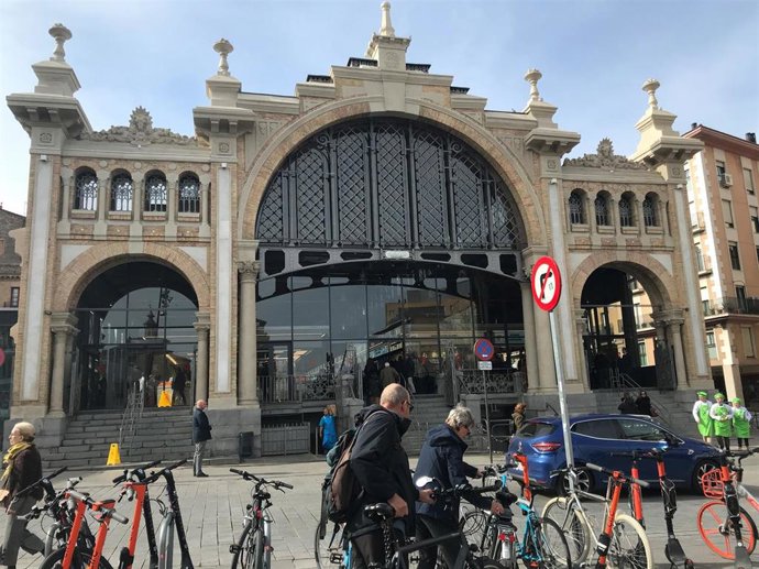 Mercado Central con ciclistas delente