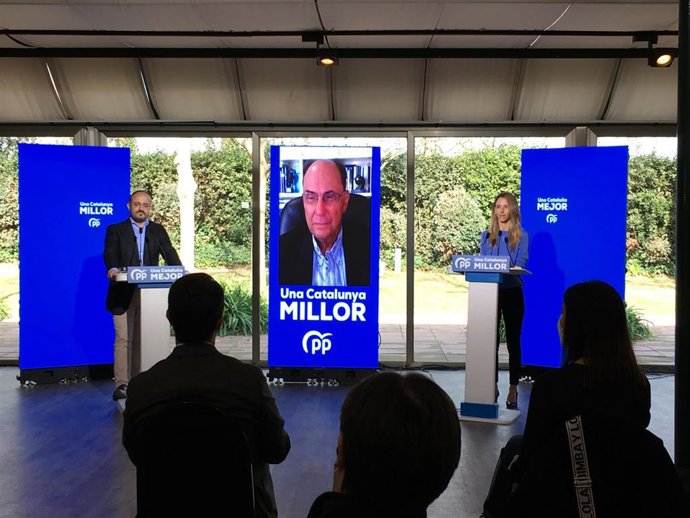 El candidato del PPC al 14F, Alejandro Fernández, el exeurodiputado y expresidente del PPC Alejo Vidal-Quadras (por videoconferencia) y la diputada Cayetana Álvarez de Toledo, en un acto de campaña en Barcelona