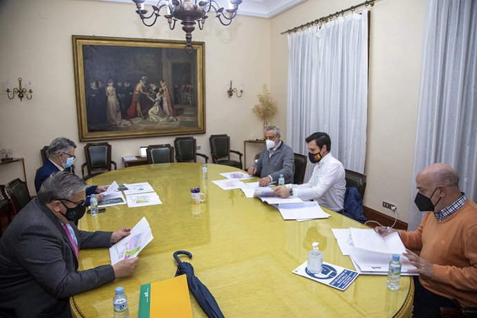Reunión entre la Diputación de Cáceres, la UEx y la Junta para agilizar los trámites de cesión de los terrenos para el Centro Nacional de la Energía