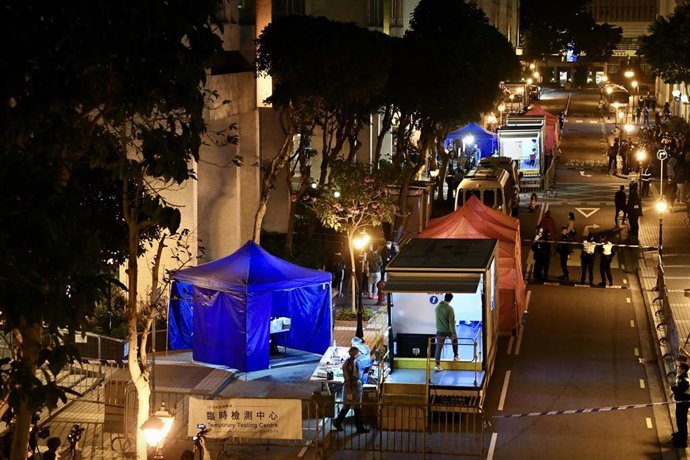 Trabajadores sanitarios hacen pruebas de COVID-19 en Hong Kong. 