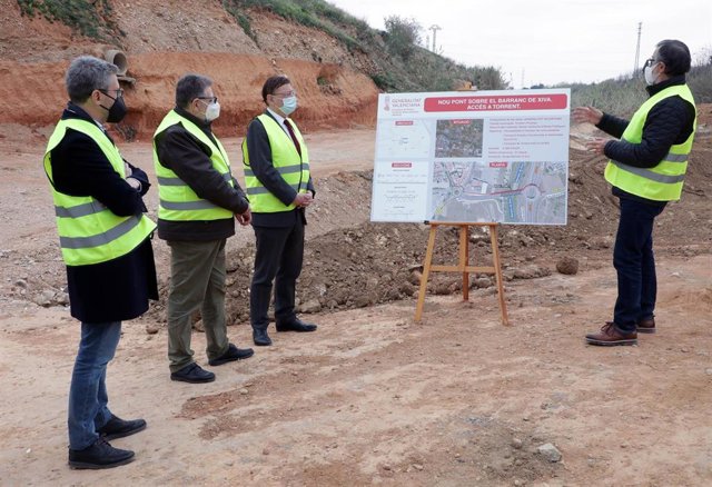 El presidente de la Generalitat, Ximo Puig, visita las obras del nuevo puente de Torrent junto al conseller de Política Territorial, Arcadi España, y el alcalde de la localidad, Jesús Ros