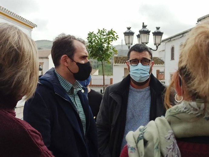 Toni Valero, coordinador general de IU Andalucía, y el alcalde de Valle de Abdalajís, José Romero, en rueda de prensa