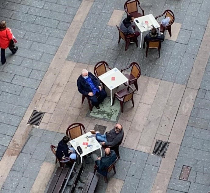 Gente en una terraza hostelera de Mieres 
