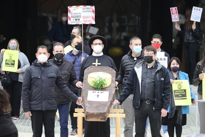 Manifestación del sector de agencias de viajes frente a la Asamblea regional
