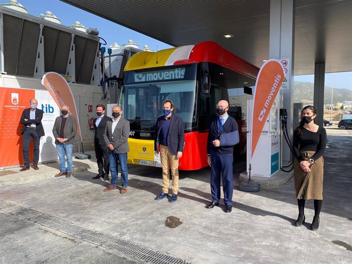 El conseller de Movilidad y Vivienda, Marc Pons, presenta la nueva cochera-gasinera de la flota de buses TIB de Calvi.