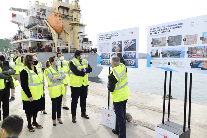 El presidente de la Comunidad, Fernando López Miras, visitó hoy la obra de ampliación del Muelle Príncipe Felipe de Escombreras, Cartagena, para la carga de Gas Natural Licuado
