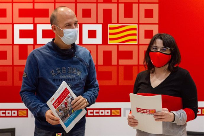 El técnico de CCOO, Carmelo Asensio, y la secretaria de Acción Sindical de CCOO-Aragón, Sonia García, durante la presentación del informe.