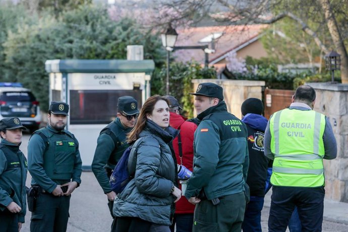 Agentes de la Guardia Civil durante un escrache de la Asociación Jusapol frente a la casa del vicepresidente segundo y ministro de Derechos Sociales y Agenda 2030, Pablo Iglesias, por el veto del Gobierno a la Iniciativa Legislativa Popular de subir el 