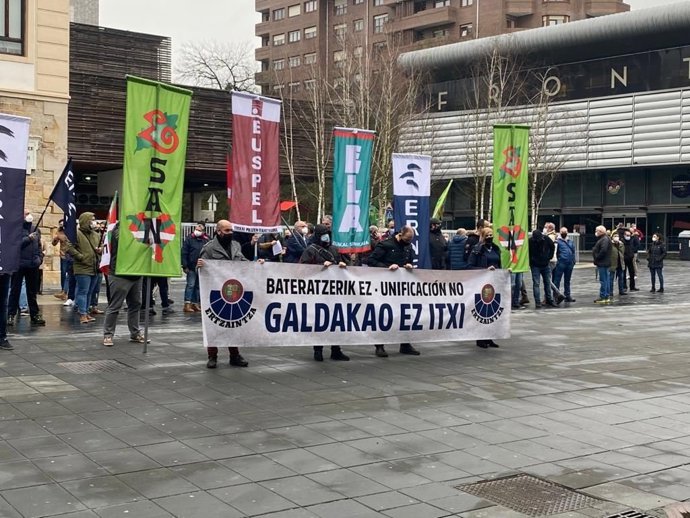 Conecentración de sindicatos en Galdakao para reclamar que el centro  de la Ertzaintza en ese municipio no se cierre.