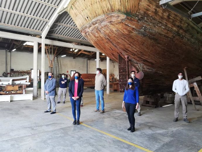 La presidenta del Consell de Mallorca, Catalina Cladera, y la vicepresidenta segunda de la institución insular, Aurora Ribot, visitan la embarcación tradicional 'Nuevo Tomás'.