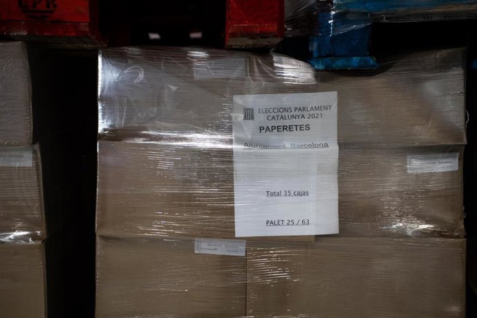 Cajas con papeletas para las elecciones del 14F