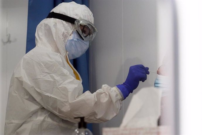 Sanitarios de la Junta de Andalucía, haciendo test rápidos de antígenos 