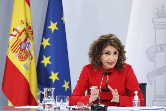 La portavoz del Gobierno y ministra de Hacienda, María Jesús Montero interviene durante la rueda de prensa posterior al Consejo de Ministros, en el Complejo de la Moncloa, en Madrid (España), a 2 de febrero de 2021.  El Consejo de Ministros ha aprobado 