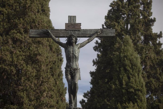Crucifijo colocado en el Cementerio de San Fernando, en Sevilla, Andalucía (España).