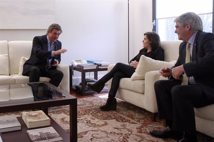 El antiguo embajador en Londres Carlos Bastarreche junto a la entonces vicepresidenta, Soraya Sáenz de Santamaría y el entonces ministro de Exteriores Alfonso Dastis