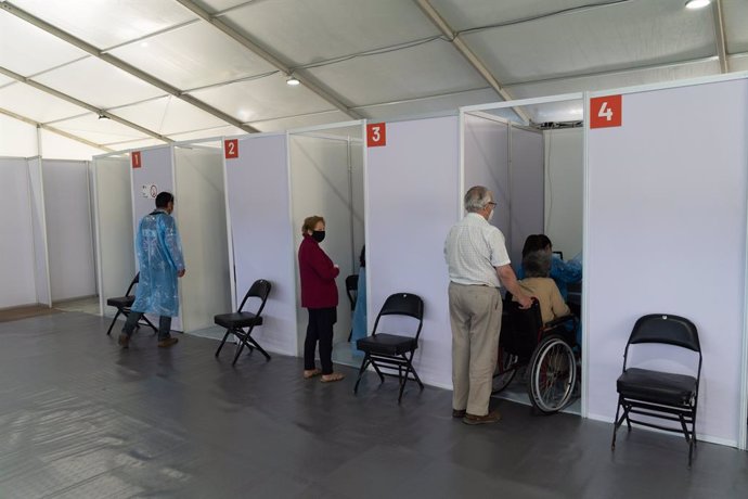 03 February 2021, Chile, Santiago: Elderly people prepare to receive a dose of the Sinovac Coronavirus vaccine on the first day of mass vaccination, at a vaccination centre mounted at the Bicentenario Stadium. Photo: Matias Basualdo/ZUMA Wire/dpa