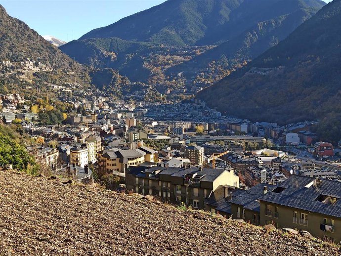 Vista de Andorra la Vella y Escaldes-Engordany desde el paseo del Rec del Sol