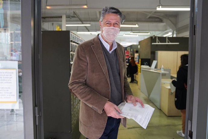 L'alcalde de Badalona, Xavier García Albiol, en una oficina de Correus per sollicitar el vot per correu