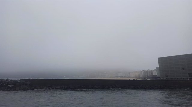 Niebla sobre el monte Ulia de San Sebastián.