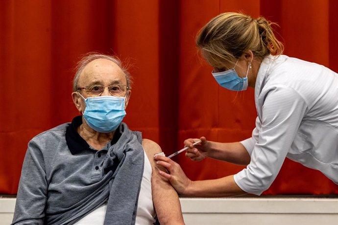 Un hombre es vacunado contra la COVID-19 en Bélgica.