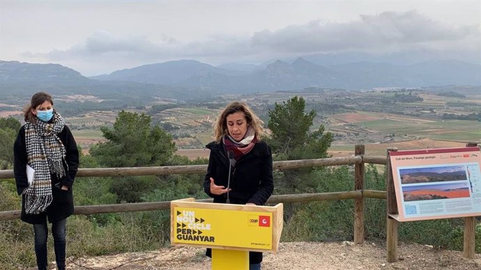 Les candidata de la CUP el 14-F Laia Estrada i Júlia Urgell. A Gandesa (Tarragona), el 5 de febrer del 2021.