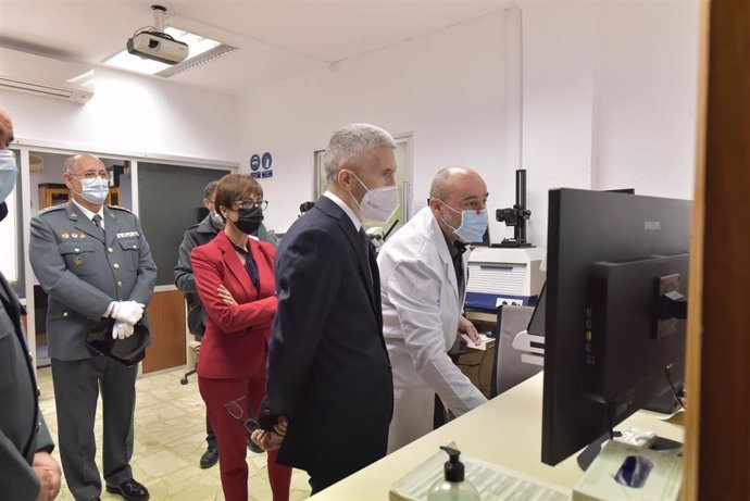 El ministro del Interior, Fernando Grande-Marlaska, visita las instalaciones del Servicio de Criminalística de la Guardia Civil