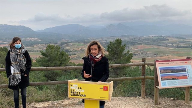 Les candidates de la CUP el 14-F Laia Estrada i Júlia Urgell. A Gandesa (Tarragona), el 5 de febrer del 2021.