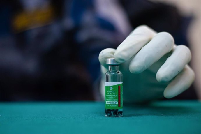 27 January 2021, Nepal, Kathmandu: A health worker holds a vial of Oxford/AstraZeneca vaccine dose at a vaccination center. Photo: Prabin Ranabhat/SOPA Images via ZUMA Wire/dpa