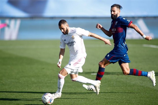 Karim Benzema conduce el balón ante Dimitrios Siovas en el Real Madrid-Huesca de la primera vuelta